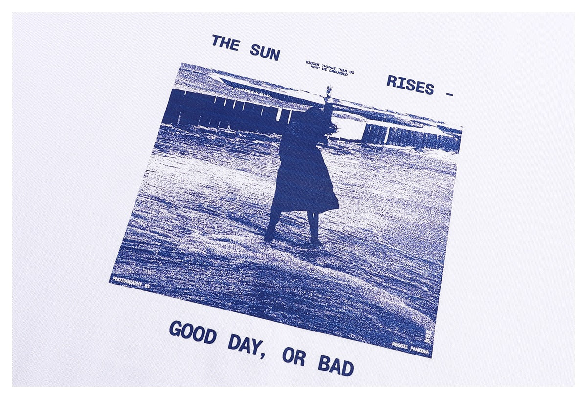 Close-up of the T-shirt's navy photographic chest print and English lettering.
