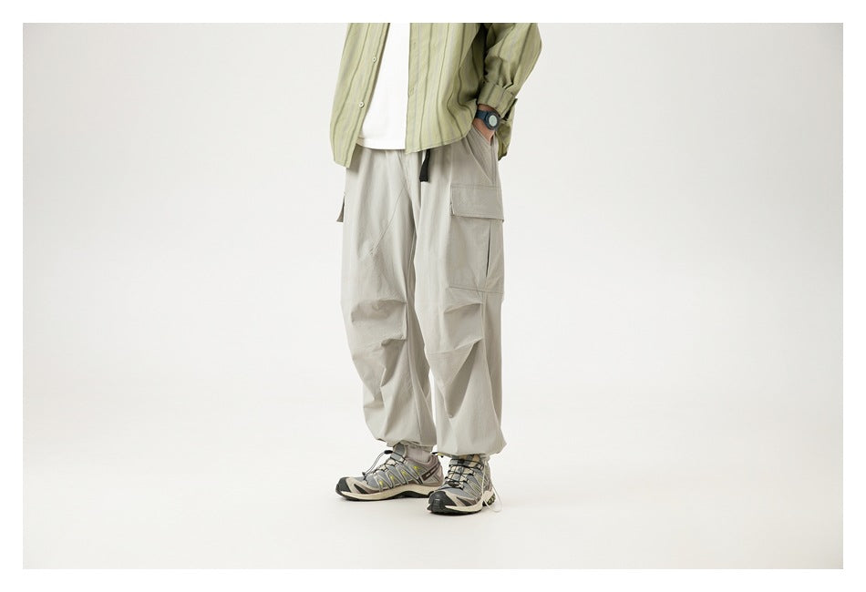 Cropped model wearing light gray oversized cargo joggers with elastic cuffs and side pockets.