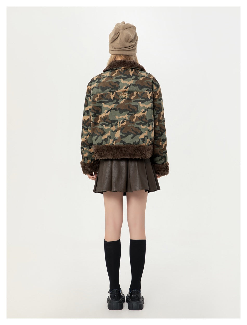 Rear view of a model wearing a camouflage jacket with dark brown fur trim and a beige beanie.
