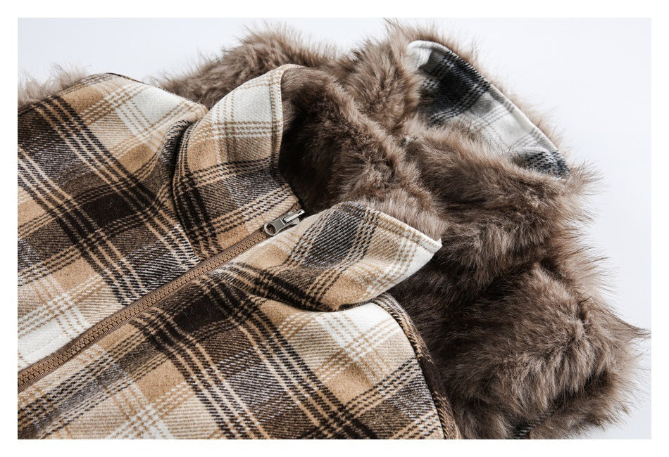 Close-up of the vest's brown faux-fur collar, zipper, and beige plaid inner fabric.