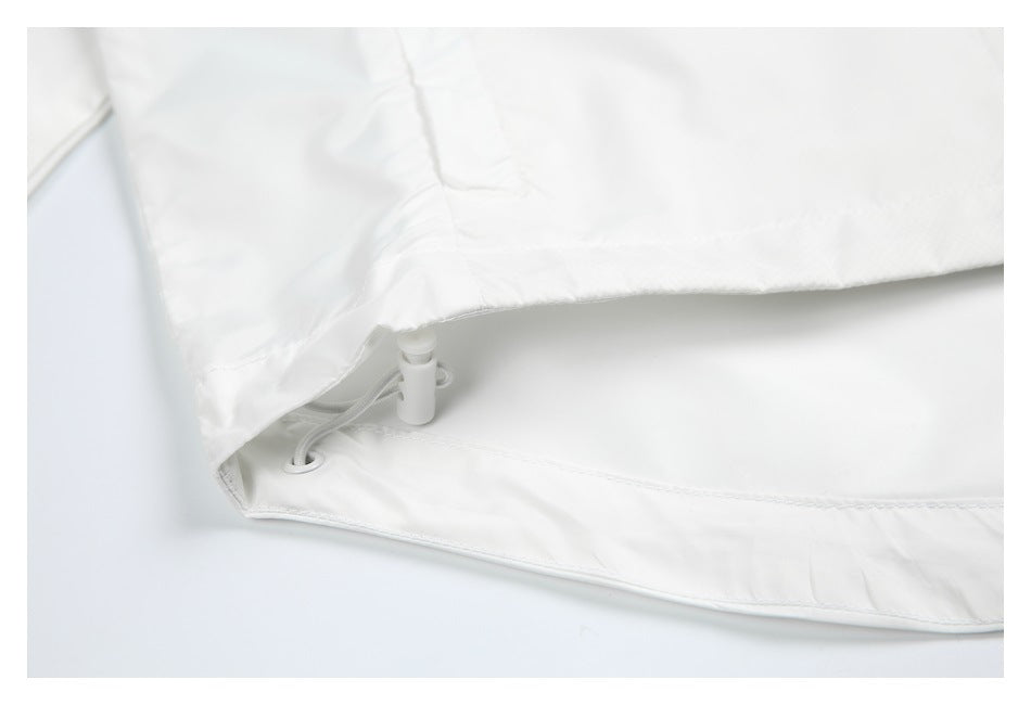 Close-up of the white jacket hem with an adjustable drawcord and toggle.