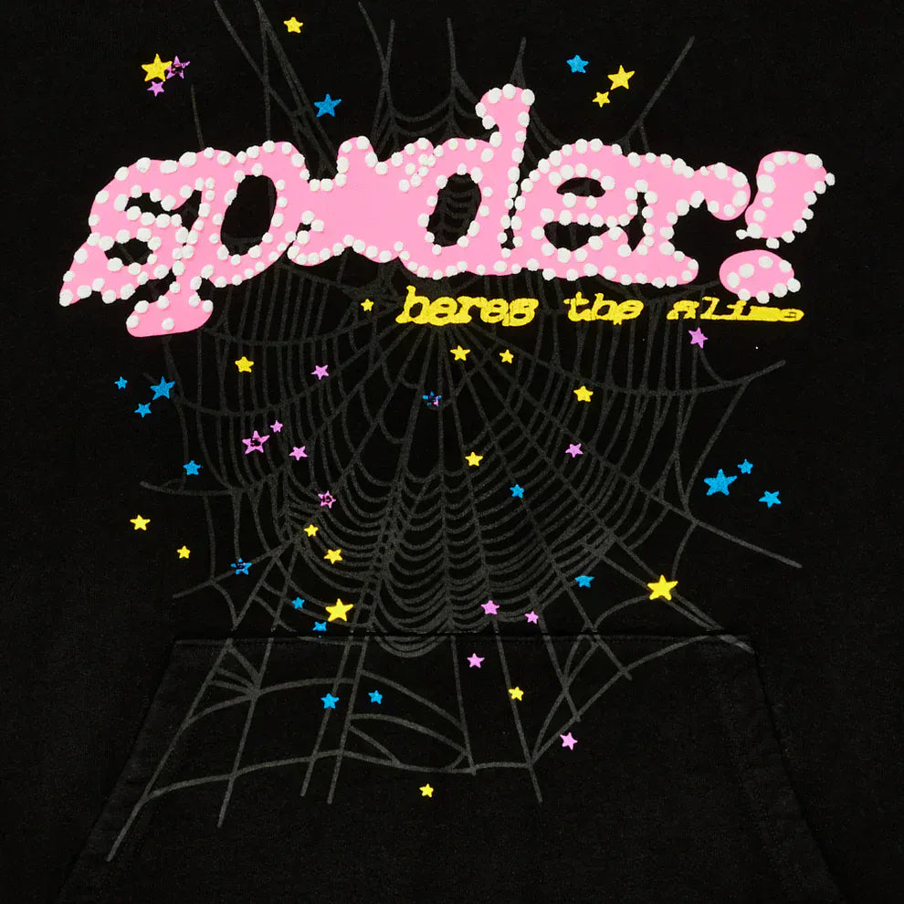 Graphic with “spider!” in pink dots, “here’s the fling” in yellow on a web and colorful stars pops on black—boldly capturing Sp5der’s streetwear vibe. Perfect for the Sp5der “Hares the Slime” Hoodie – Black 440GSM heavyweight pullover.