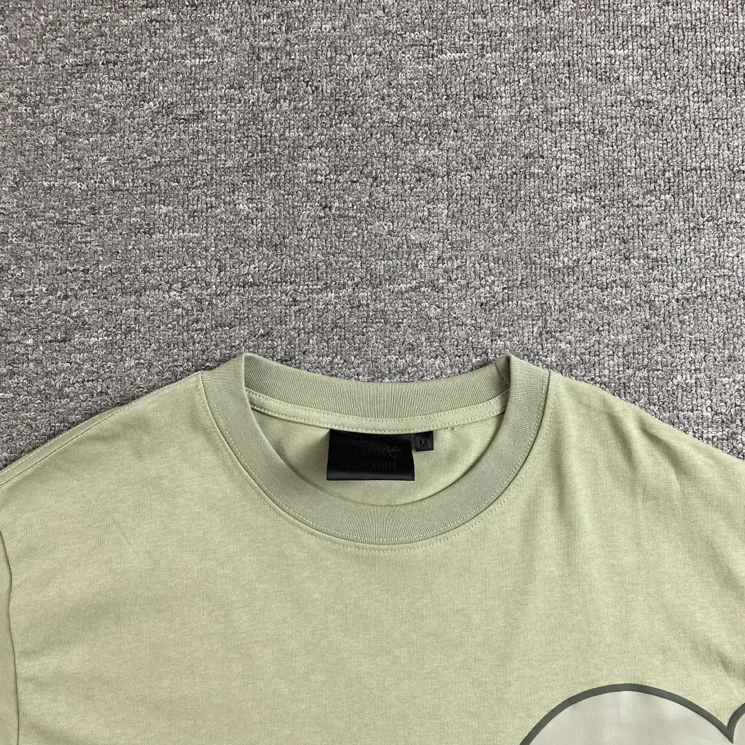 Syna WorldトーナルレターグラフィックTシャツ - セージグリーン